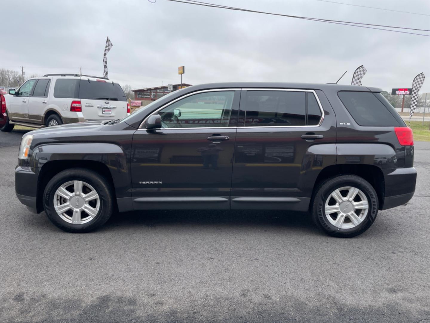 2016 Gray GMC Terrain (2GKALMEK7G6) with an 4-Cyl, 2.4 Liter engine, Automatic, 6-Spd transmission, located at 8008 Warden Rd, Sherwood, AR, 72120, (501) 801-6100, 34.830078, -92.186684 - Photo#4